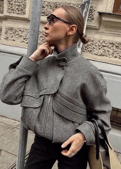 Lena Herringbone Wool Jacket – Structured Zip-Up with Oversized Pockets