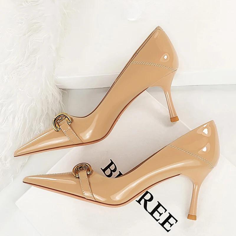7cm Heels Metal Buckle Women Pumps in Patent Leather Kitten Style