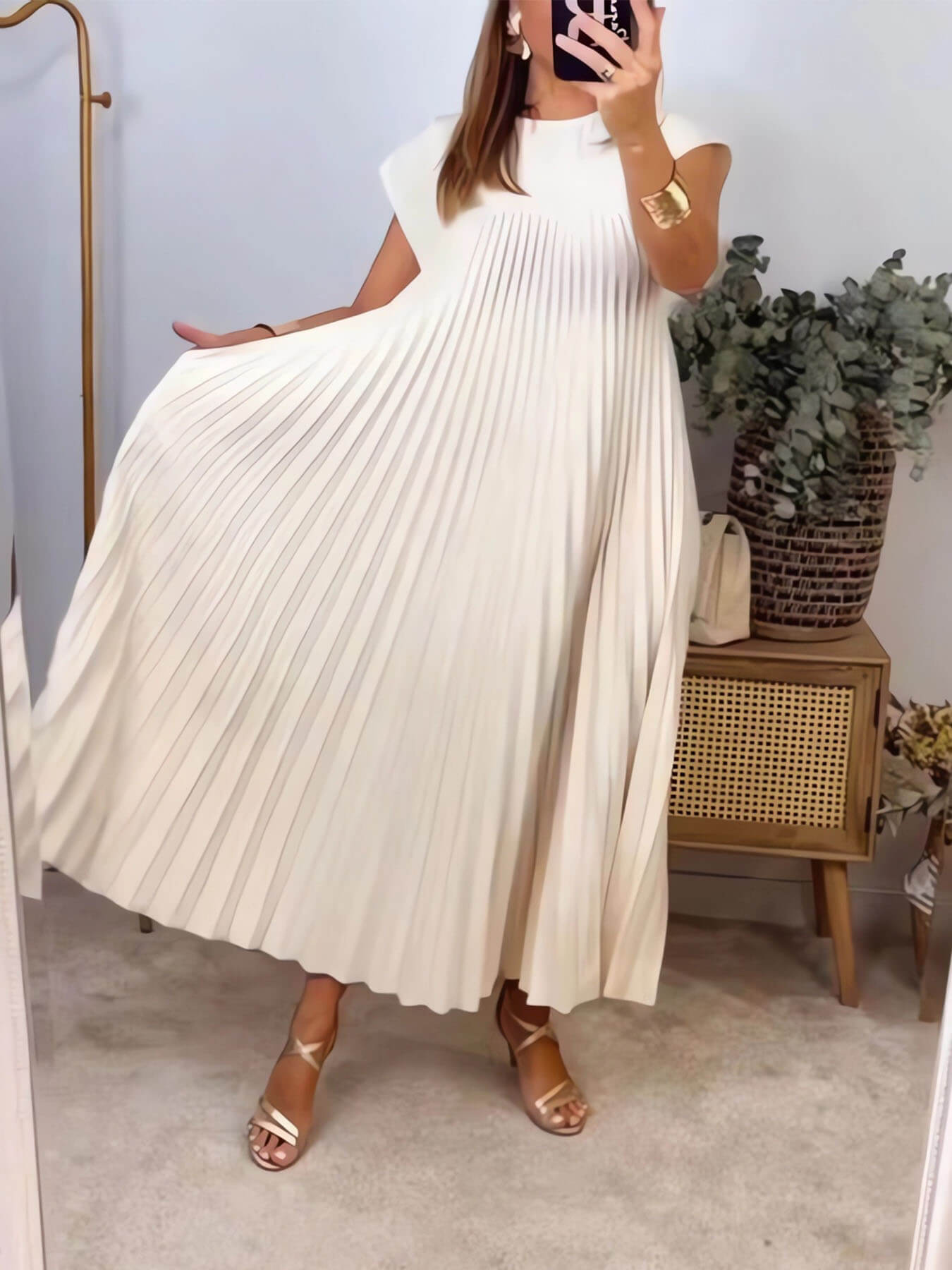 Concise Sleeveless Pleated Dress