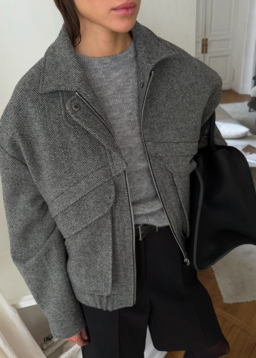 Lena Herringbone Wool Jacket – Structured Zip-Up with Oversized Pockets