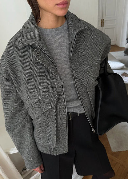 Lena Herringbone Wool Jacket – Structured Zip-Up with Oversized Pockets