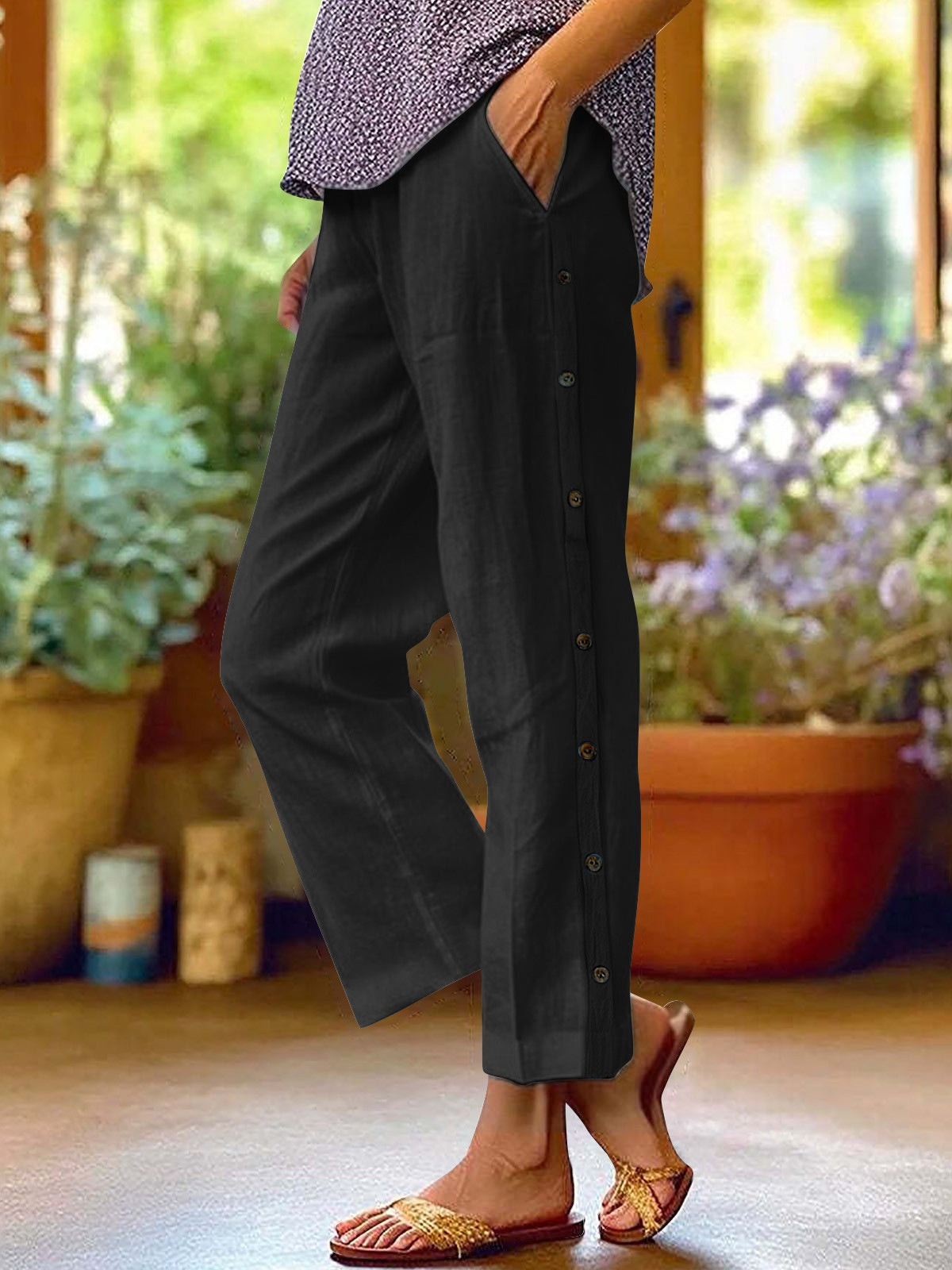 Breathable Cotton And Linen Cropped Trousers With Decorative Side Seams, Side Pockets, And A High Waist.