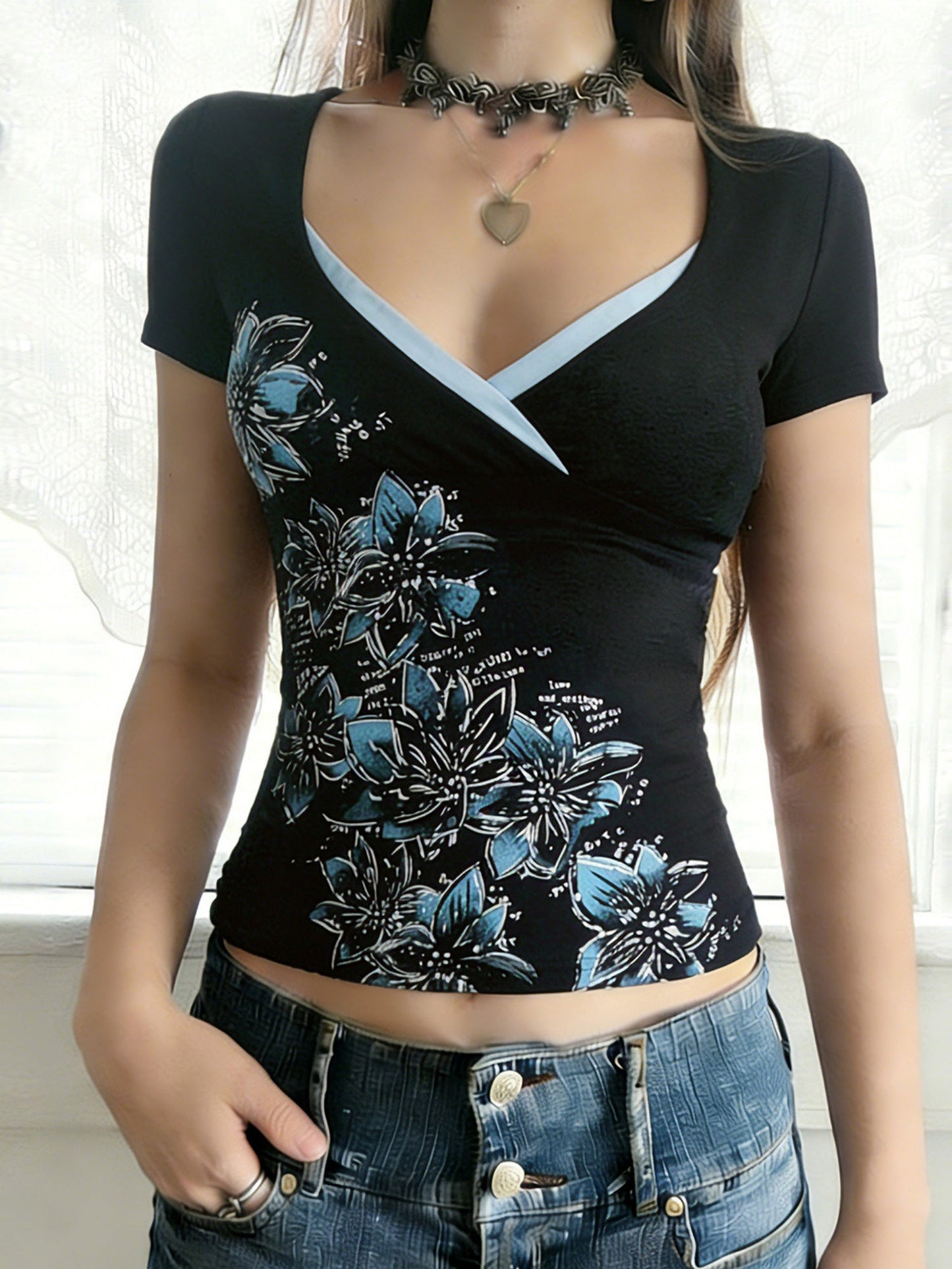 Printed Color-blocked V-neck Slim Fit Long-sleeved T-shirt