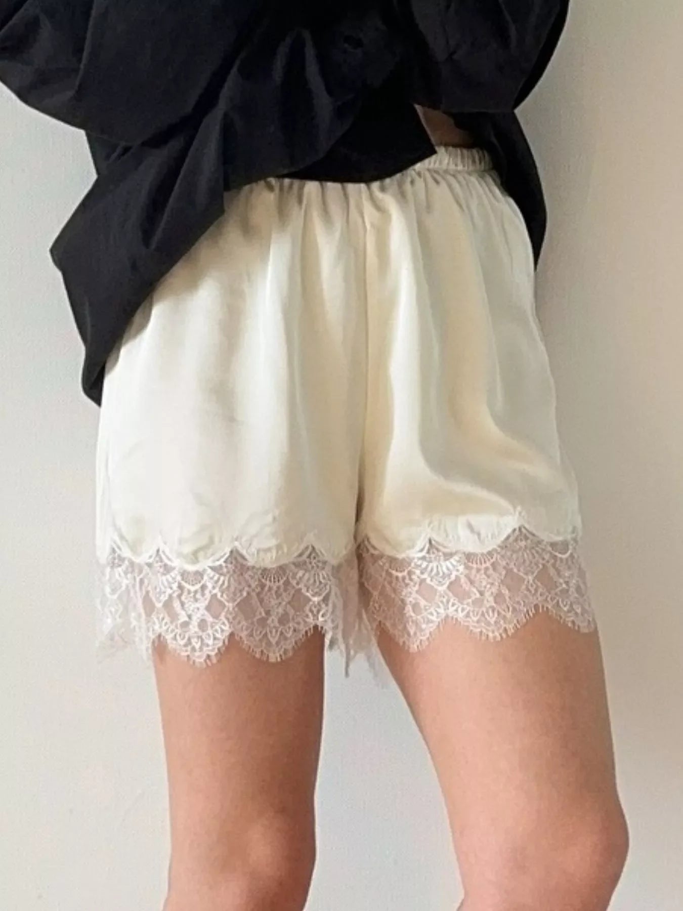Capri Lace shorts