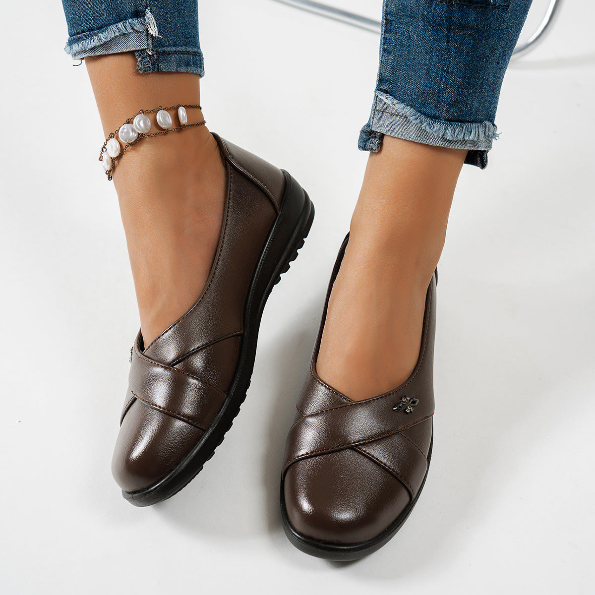 Women's Black Closed-Toe Leather Flats – Comfortable Casual Slip-On Shoes