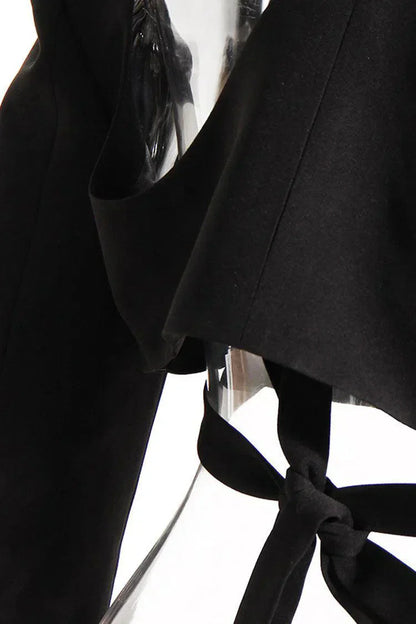 | Strong-shoulder cutout blazer