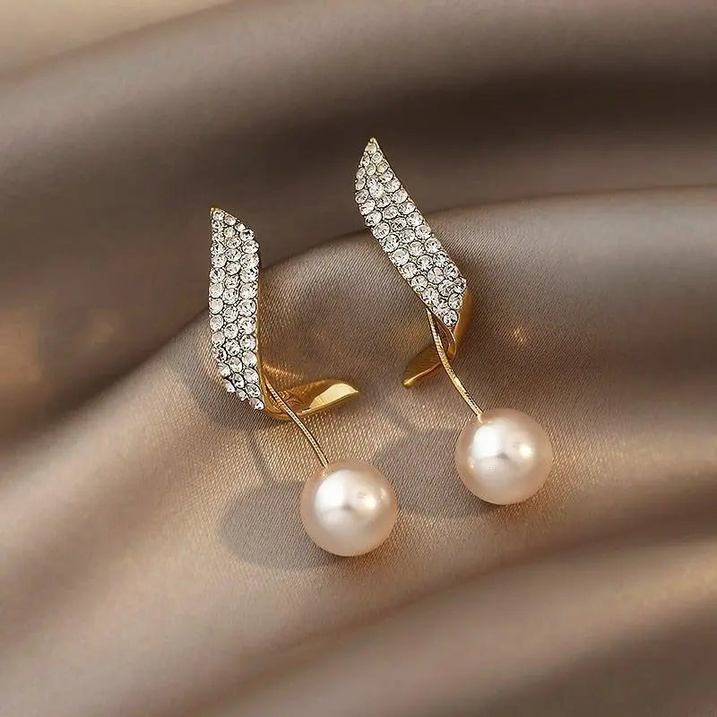 Étoile Pearl Drop Earrings | Crystal Paved Gold Tone