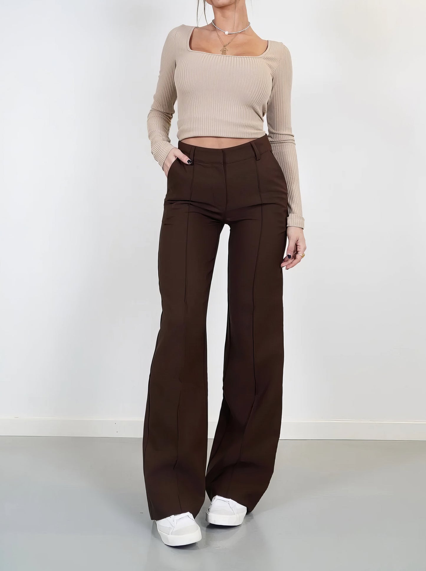 High-Waist Trousers with Straight Legs – Versatile and Comfortable Pants for Any Occasion