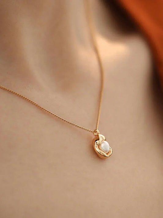 Minimal Pearl Drop Necklace