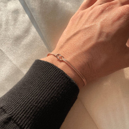 Minimalist Love Knot Bracelet – Waterproof Stainless Steel Unisex Accessory