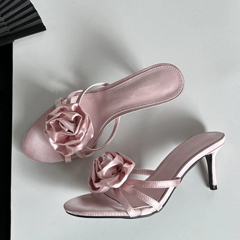 Summer Fashion Flower Woman Slippers with Thin Low Heels and Narrow Band for Party or Stripping