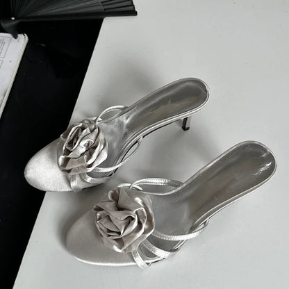 Summer Fashion Flower Woman Slippers with Thin Low Heels and Narrow Band for Party or Stripping