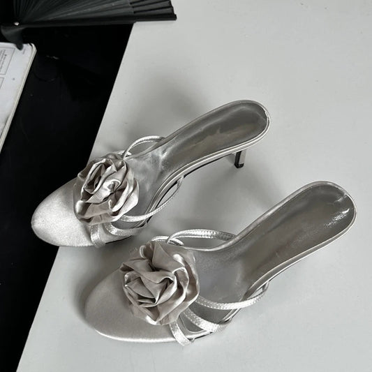 Summer Fashion Flower Woman Slippers with Thin Low Heels and Narrow Band for Party or Stripping