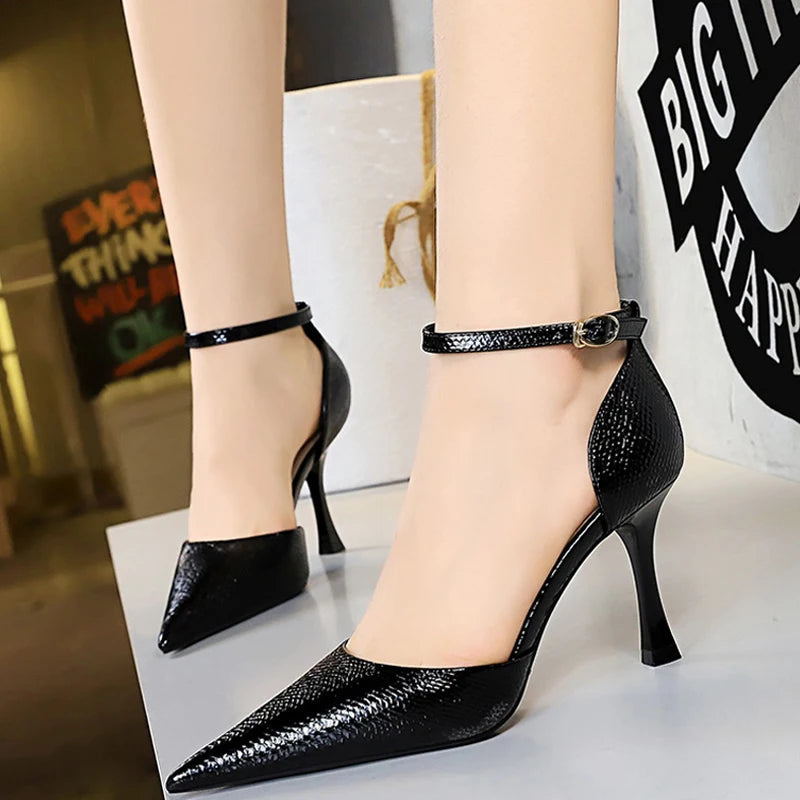 8 Cm Heels Women Pumps in Patent Leather with Snake Pattern Design and Kitten Heels