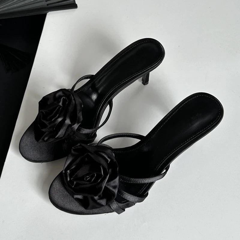 Summer Fashion Flower Woman Slippers with Thin Low Heels and Narrow Band for Party or Stripping