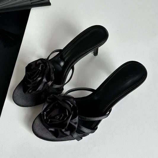 Summer Fashion Flower Woman Slippers with Thin Low Heels and Narrow Band for Party or Stripping