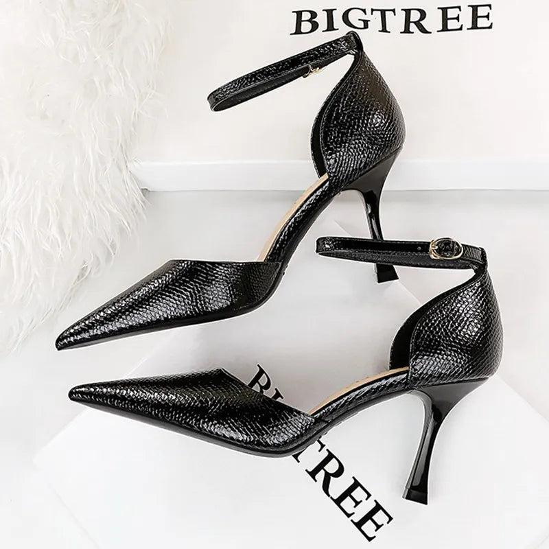 8 Cm Heels Women Pumps in Patent Leather with Snake Pattern Design and Kitten Heels