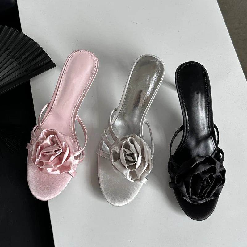 Summer Fashion Flower Woman Slippers with Thin Low Heels and Narrow Band for Party or Stripping