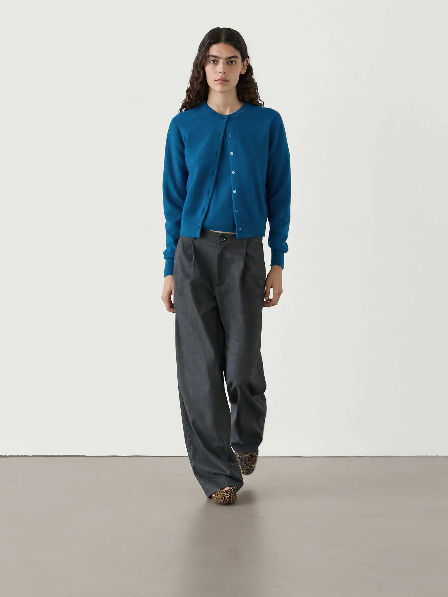 Minimalist Round Neck Knit Short Cardigan