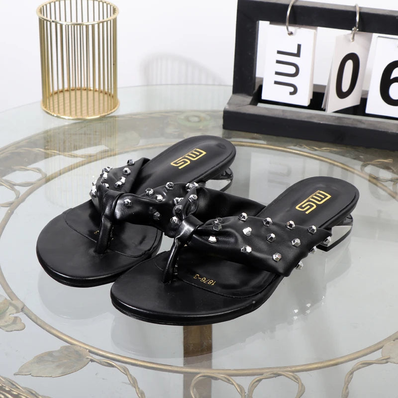 Modern ladies low heeled leather flat sandals for summer outdoor fashion