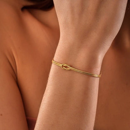 Women's Stylish Love Knot Bracelet In An Elegant Design – Timeless Wrist Jewelry
