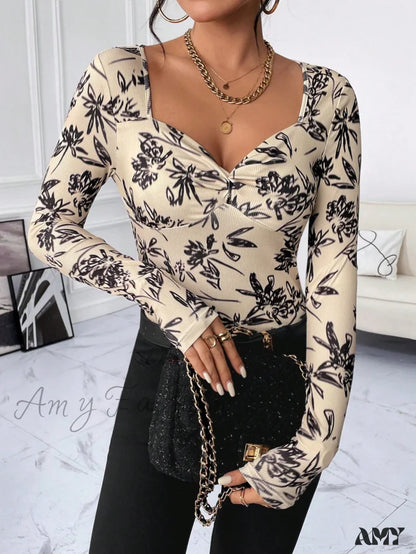 Amy Fashion - Floral Print Sweetheart Neck Twist Front Tee