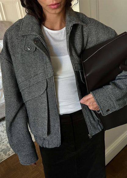 Lena Herringbone Wool Jacket – Structured Zip-Up with Oversized Pockets