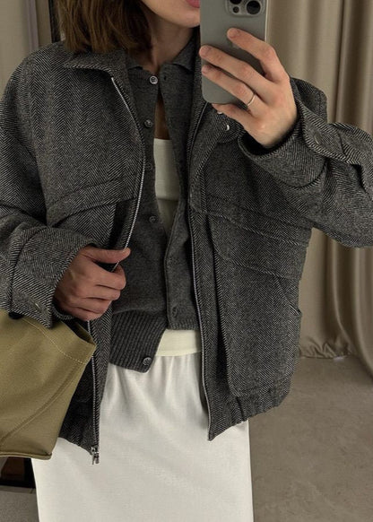 Lena Herringbone Wool Jacket – Structured Zip-Up with Oversized Pockets