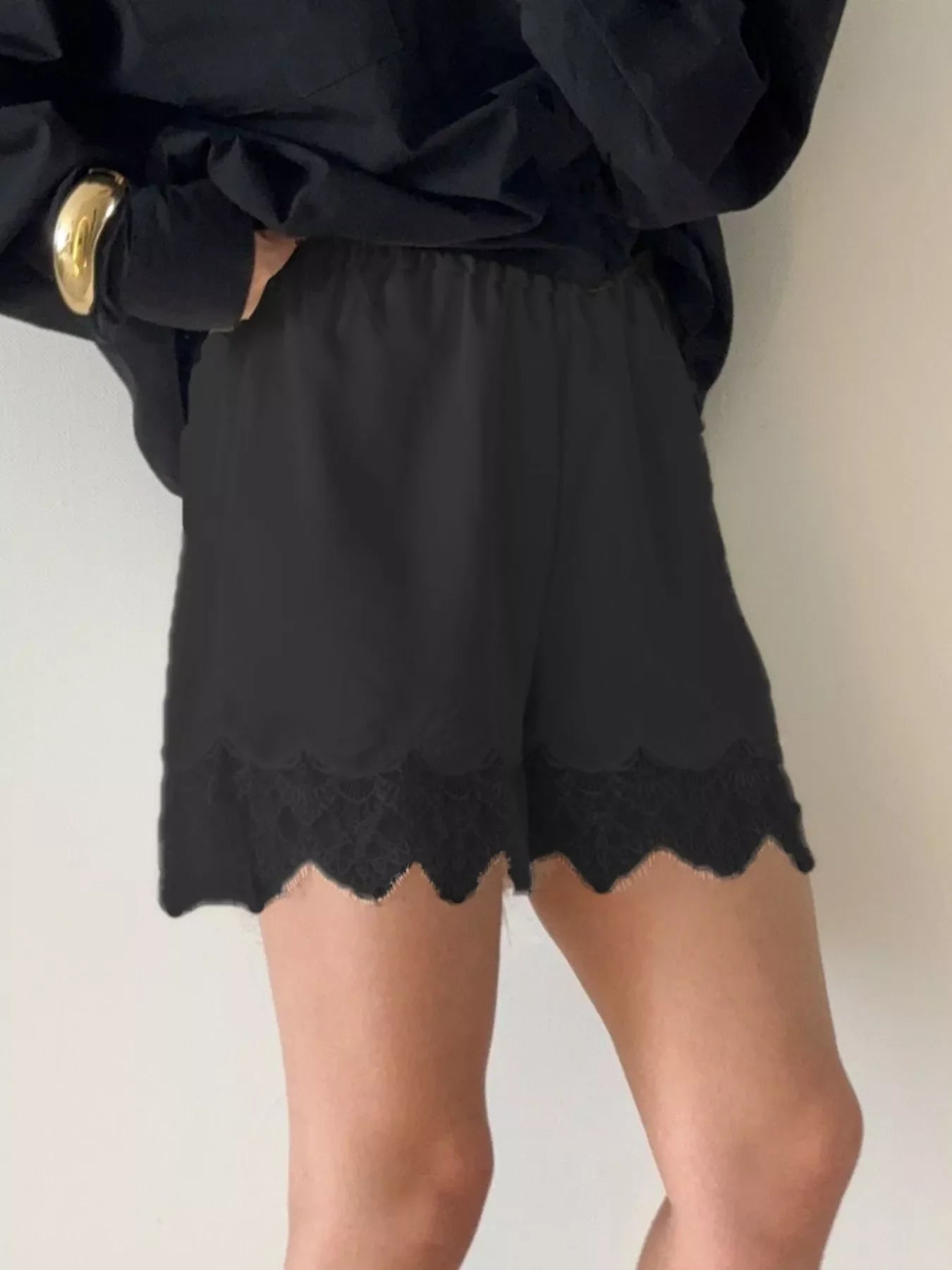 Capri Lace shorts