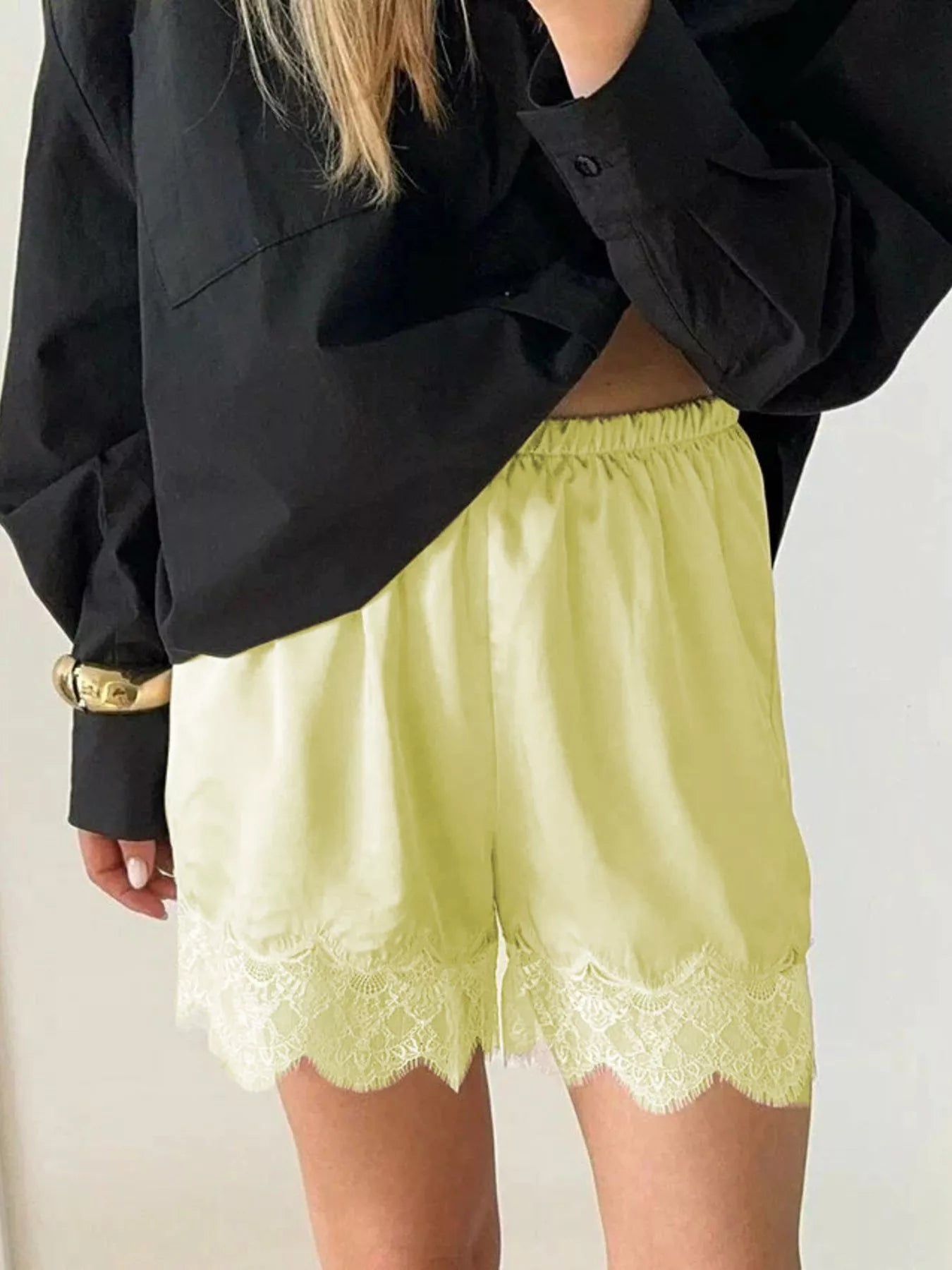 Capri Lace shorts