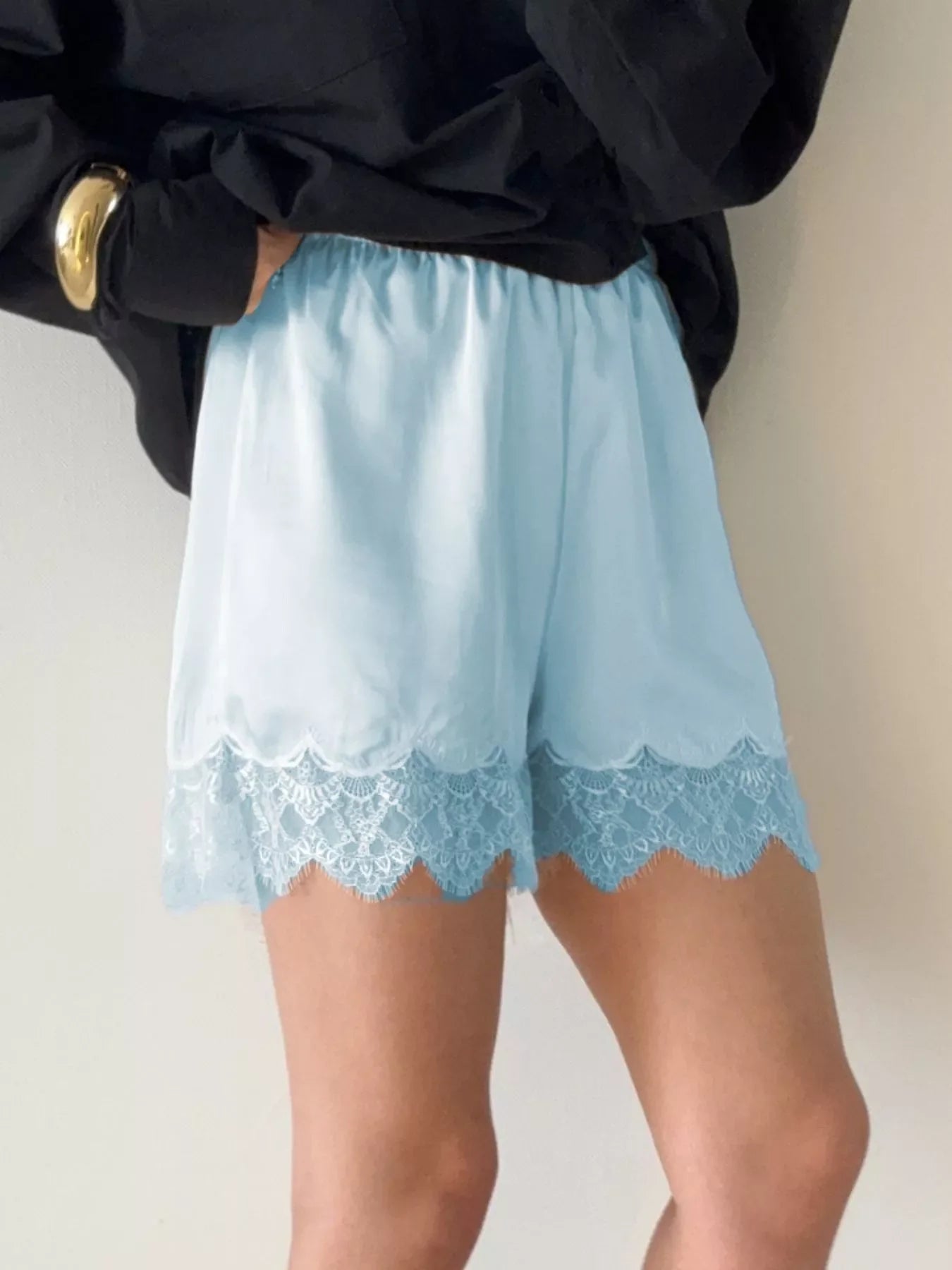 Capri Lace shorts