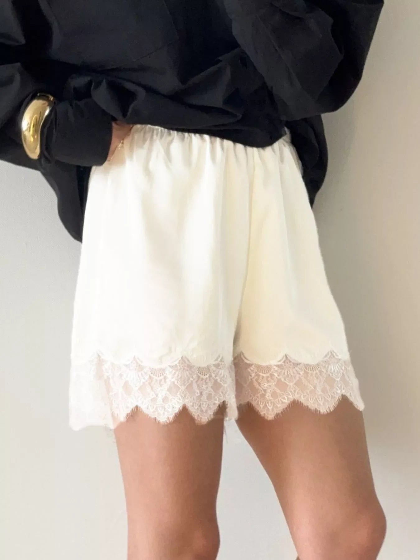 Capri Lace shorts