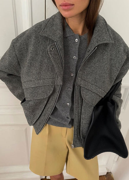 Lena Herringbone Wool Jacket – Structured Zip-Up with Oversized Pockets