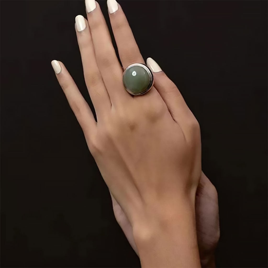THE HOURS Emerald Jade Rhodium Plated Band Ring in Quiet Luxury